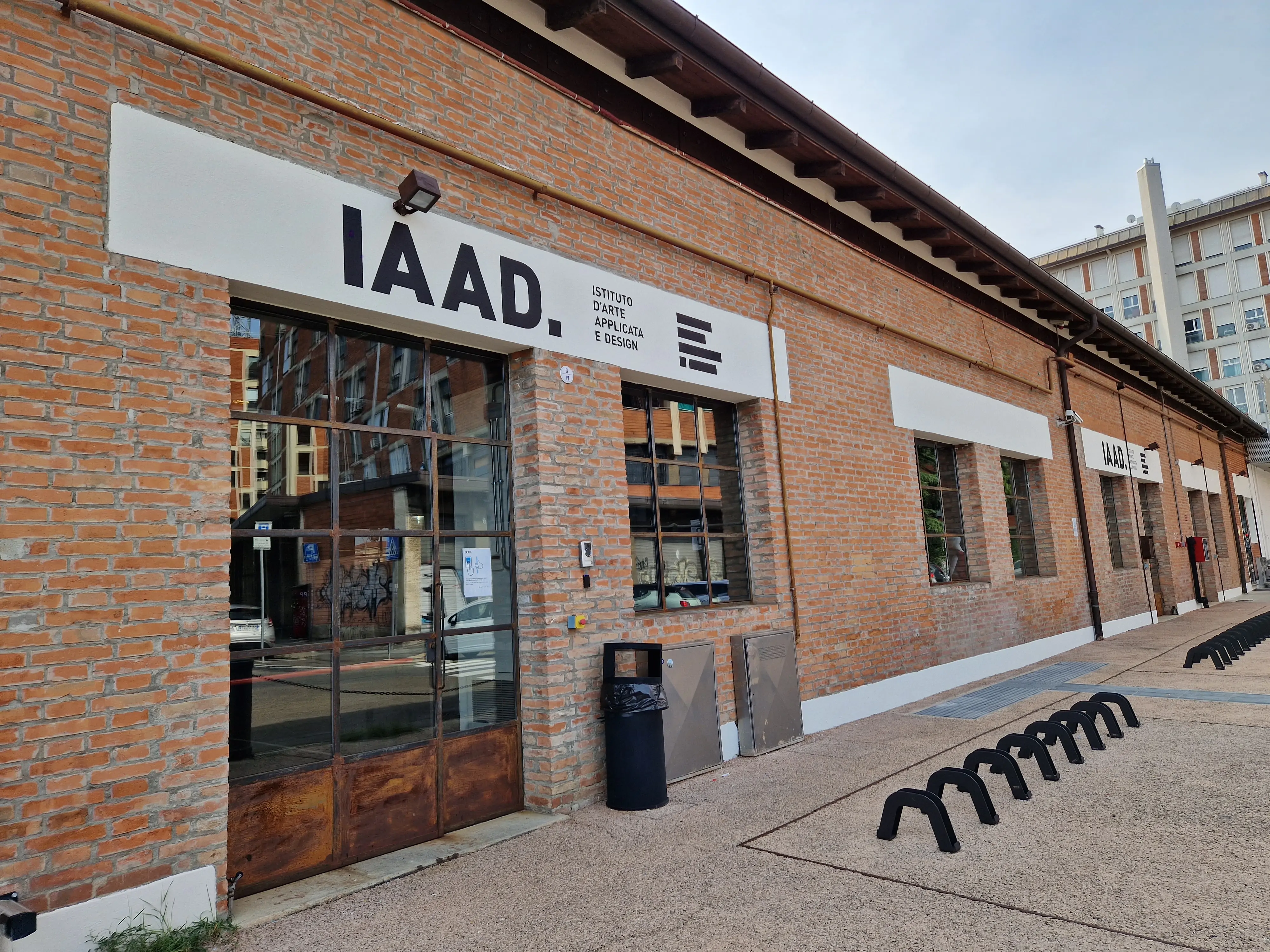 L'ingresso della sede di IAAD. Bologna in via Jacopo Barozzi, 3/m