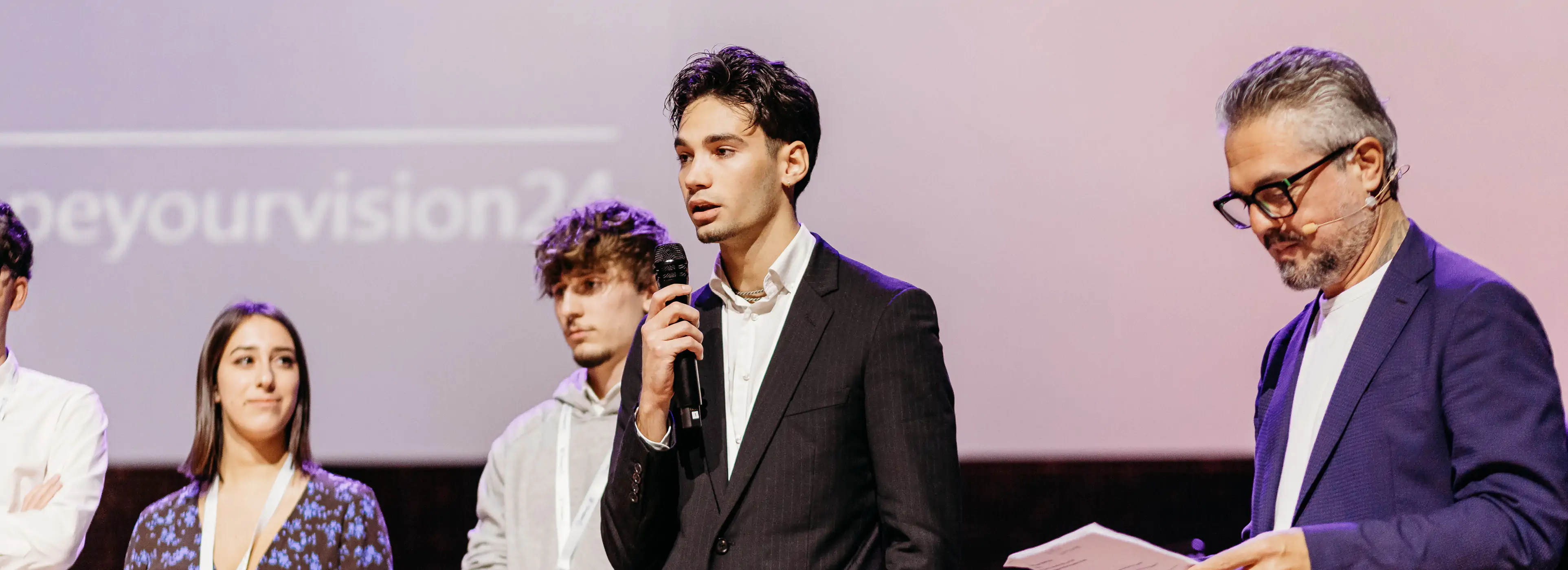 Studenti e studentesse dei corsi di Communication e Digital Communication design di IAAD. partecipano da protagonisti all'evento Shape Your Vision 2024 di Gruppo E, dedicato all'innovazione e alla crescita continua