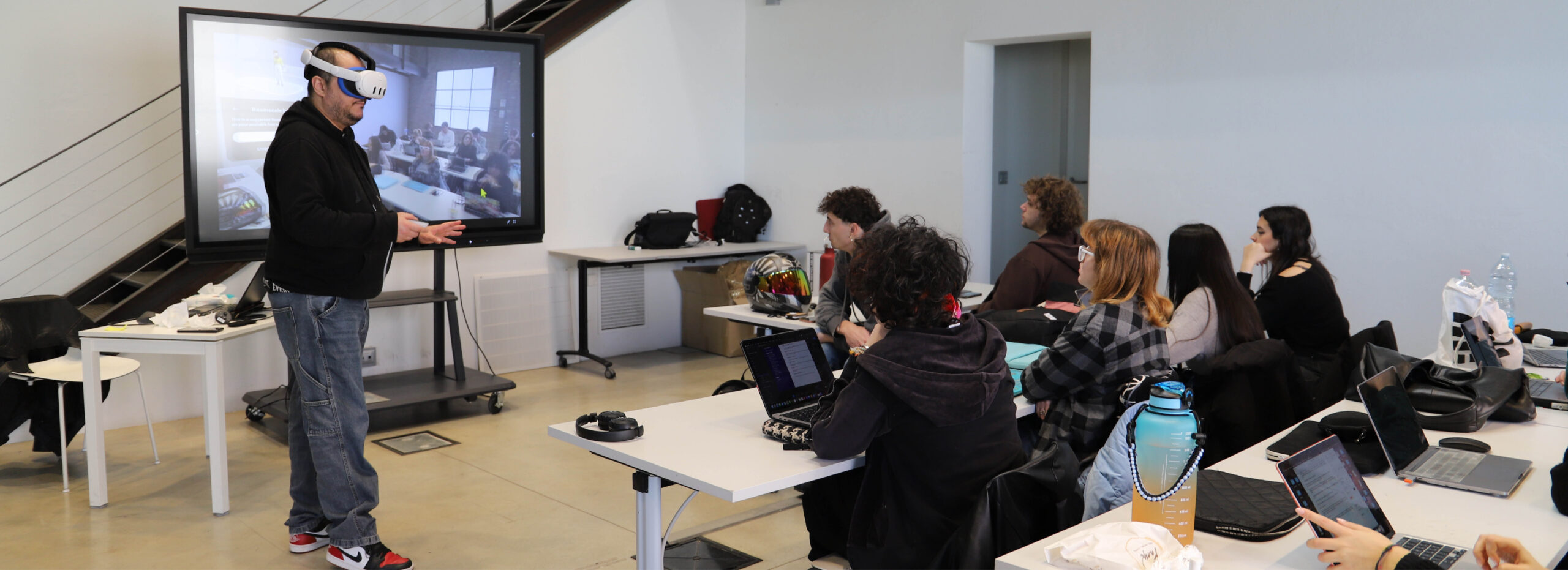 Scopri perché studiare Virtual Reality in un istituto di design come IAAD. significa sviluppare competenze creative, immersive e tecnologiche per progettare esperienze digitali innovative.